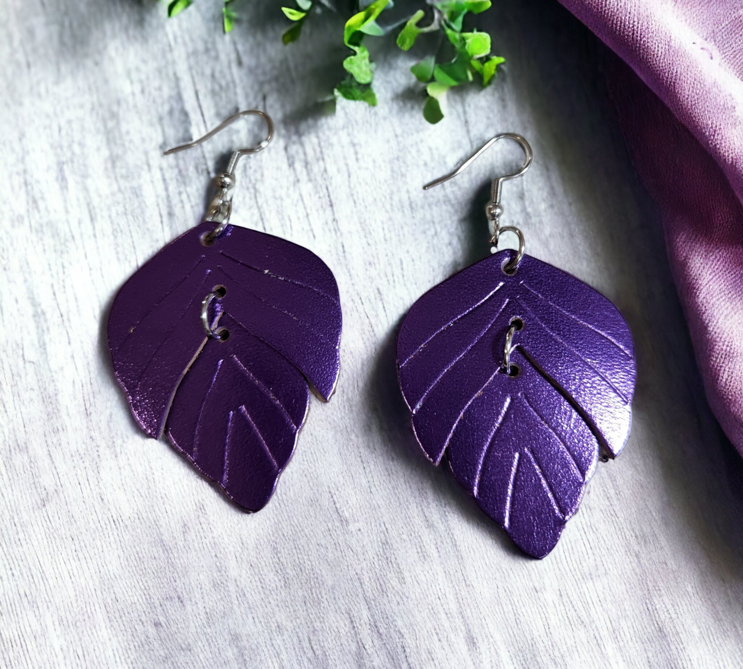 Embossed Split Leaf