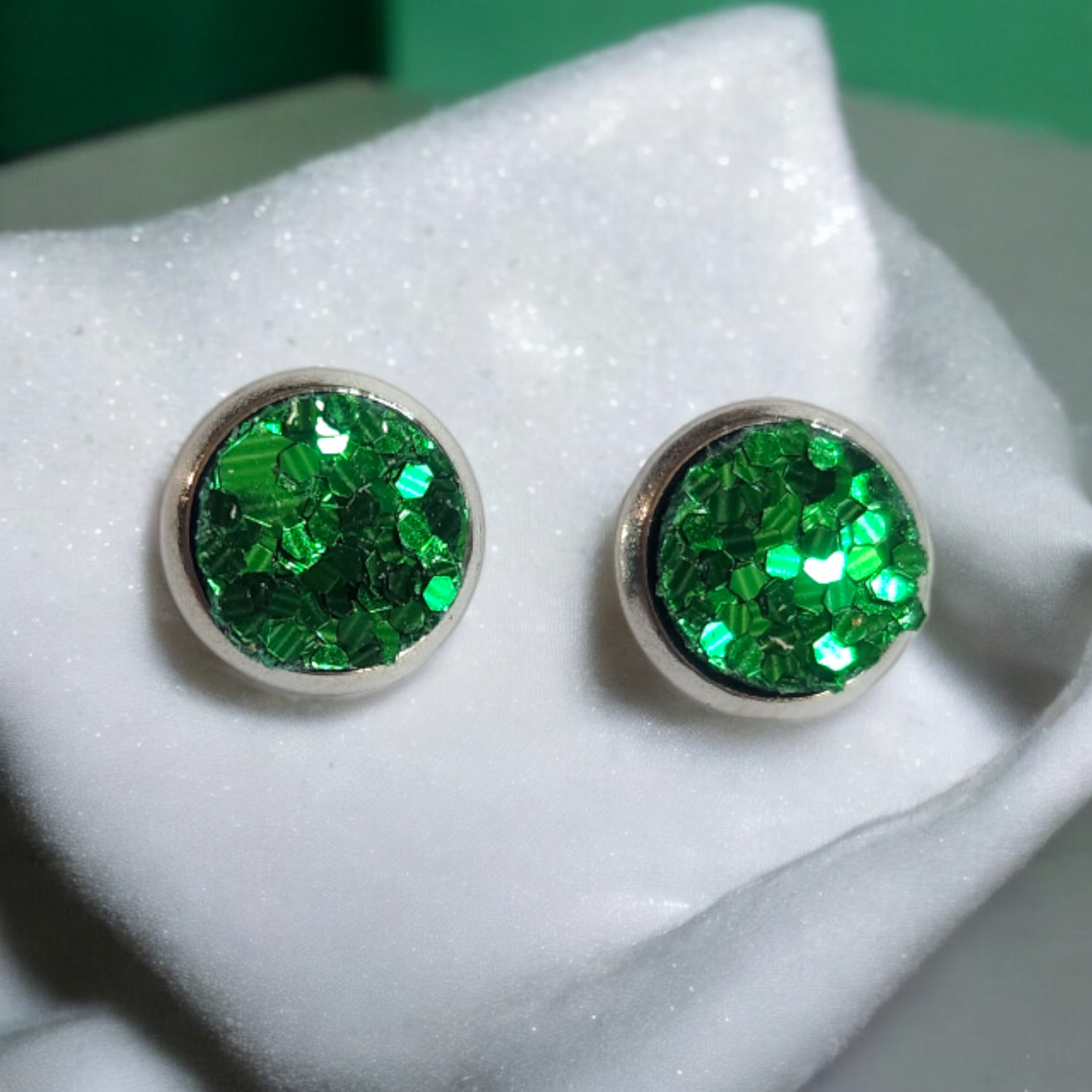 Green chunky glitter studs (8mm)